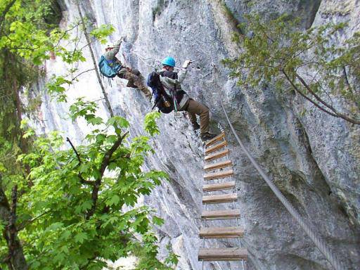 Der Klettersteig spielt mit Varianten von Überhängen.