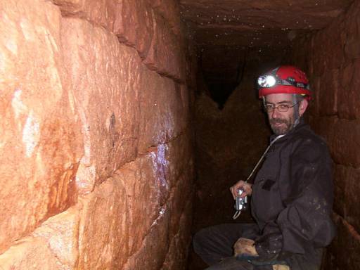 Zum Größenvergleich hier ein Mensch vor dem Wurzelvorhang! Die Wurzeln stammen von einem Ahorn, der hier Wasser und Nährstoffe bezieht.