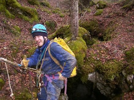 markant: der Baum auf der schmalen Felsbrücke