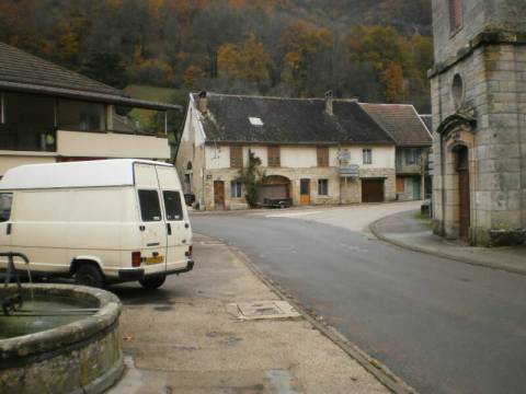  Blick vom Parkplatz Richtung Fußweg zur Grotte Baudin